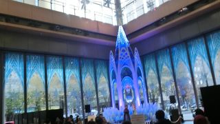 ディズニー漫画の電飾に人だかり