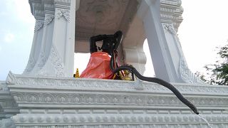 なかなかシュールな神様です。