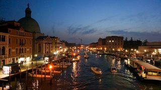 橋の上からのカナルグランデの夜景は最高でした。