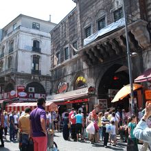 バザールの外にも沢山のお店が軒を連ねています