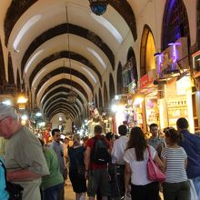 多くの人でにぎわうバザール内