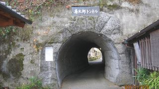 トンネルを歩くと廉太郎の曲が流れます。