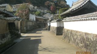 今も白い土の塀が立ち並んでいます。