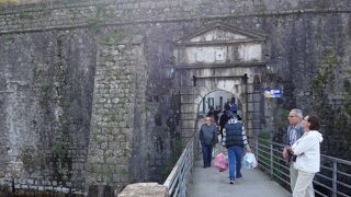 シュクルダ川の側の門。北に面しています。