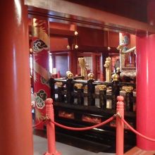 玉座が見えてきた