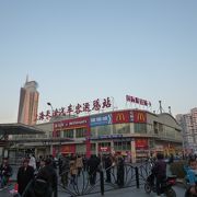 上海駅を北側広場に出てすぐの場所に巨大なバスターミナル（客運汽車総駅）があります。
