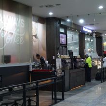 軽食も食べられます。２４時間営業のカフェは空港では必須です