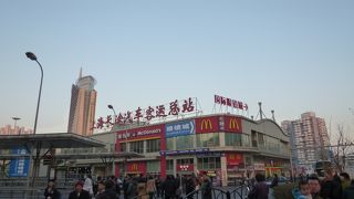 上海駅を北側広場に出てすぐの場所に巨大なバスターミナル（客運汽車総駅）があります。
