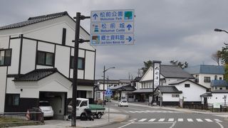 古い城下町の発展を願う江戸風商店街が出現