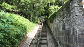 その名の通り胸を突くような急坂です