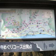 古寺めぐりコースの案内板。右に進みます。