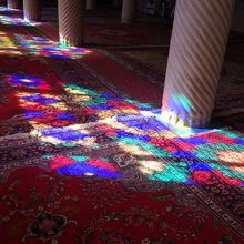 ステンドグラスの光が床の絨毯に差し込みます