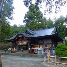 本殿の裏手に登山口がある