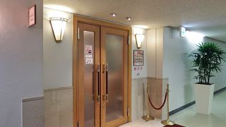 熊本空港ビジネスラウンジで球磨焼酎とビールをいただく