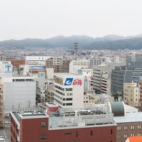 朝食会場からの見晴。目を凝らすと松本城が豆のように見えます。