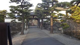 石垣と松,タイムスリップした光景がある。