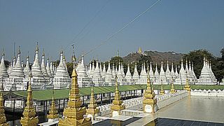 白い仏塔が圧巻