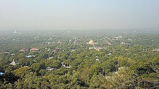 緑が多い丘の寺院