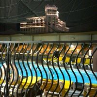 屋外プールはあるのですが、何故か上にネットが張られてました