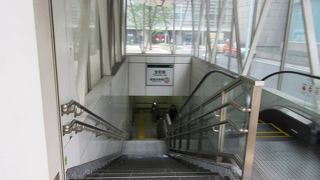 東京駅には近いし、ビジネス街の中にあります