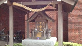 住友三角ビルの敷地内