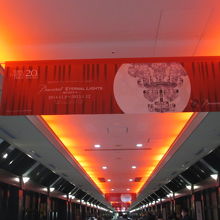 スカイウォークもバカラのシャンデリアの宣伝があります。