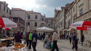 テーブルぐらいの大きさのお店が並んでいる。値段は？です。