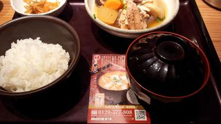 ランチ時は行列になる