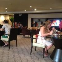 カクテルタイム時のクラブラウンジ