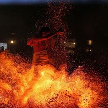 人が燃えている