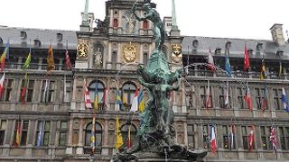 市庁舎の前の広場です