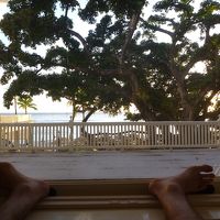 窓の外はすぐ海