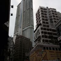 真ん中にそびえ立つのが、ホテル