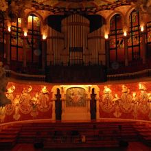 二階中央の座席から見た舞台