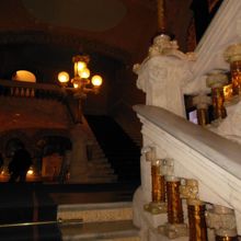 終了後の階段・・・係りのオジサンが見張っています