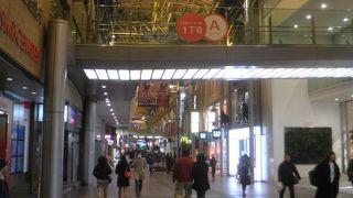 アーケードがあるので寒い日でも快適