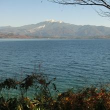田沢湖に映える駒ヶ岳