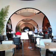 トルコ航空のビジネスラウンジは広くお料理も豊富