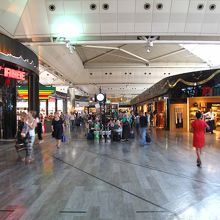 ターミナル内は広くかなり歩きます
