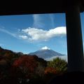 山中湖と富士山をバックにしたリゾートホテル