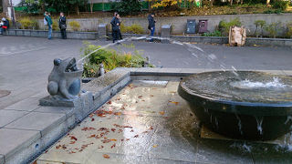 上野公園の正面で水を噴水している