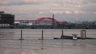 ポートアイランドを結ぶ赤い鉄の橋