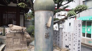 筆の形をした石碑があり