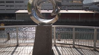 跳ね橋近くの遊歩道に