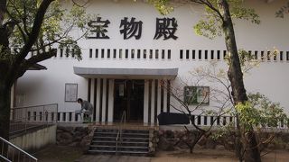 奉納された貴重品の展示