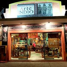 Arte Indioは、明るく大きな店構え。すぐ見つかります