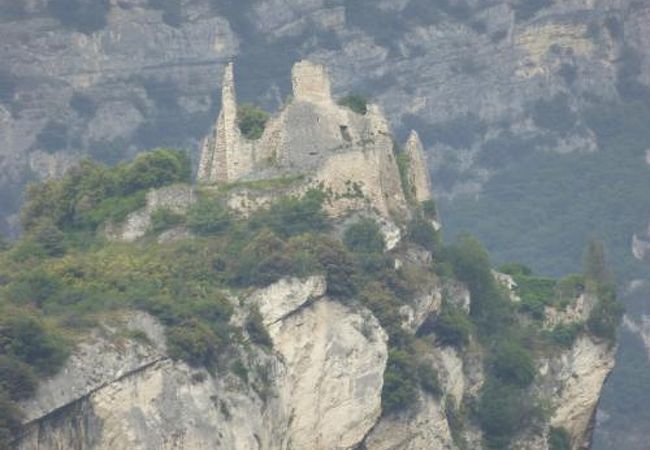 トルボーレの背後にある山上の廃墟化したペネーデ城♪