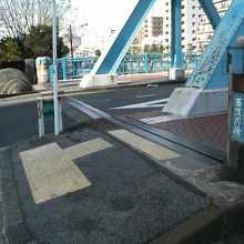 頑丈そうな青いトラス橋です。