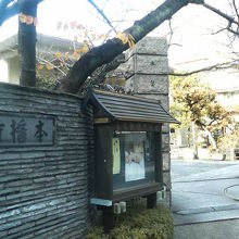 普段は地元の方がお墓参りをする位で静かなお寺です。