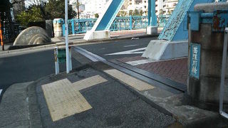 深川の頑丈な鉄骨とお洒落な柵の飾りが見事な橋